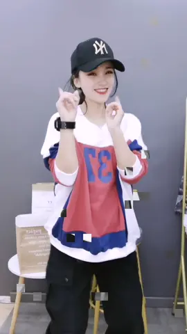 抖音被这首歌霸屏了，兄弟，我这是时大漂亮版，你接住了👉👉@抖音小助手